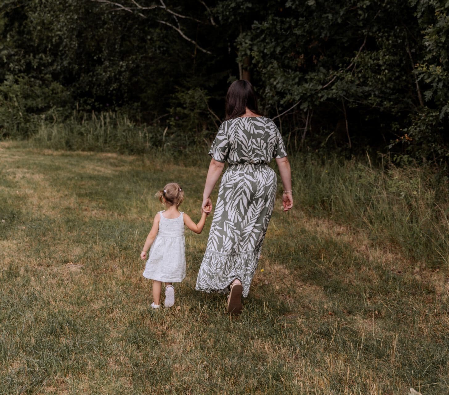 Mutter und Kind beim Spaziergang im Grünen.