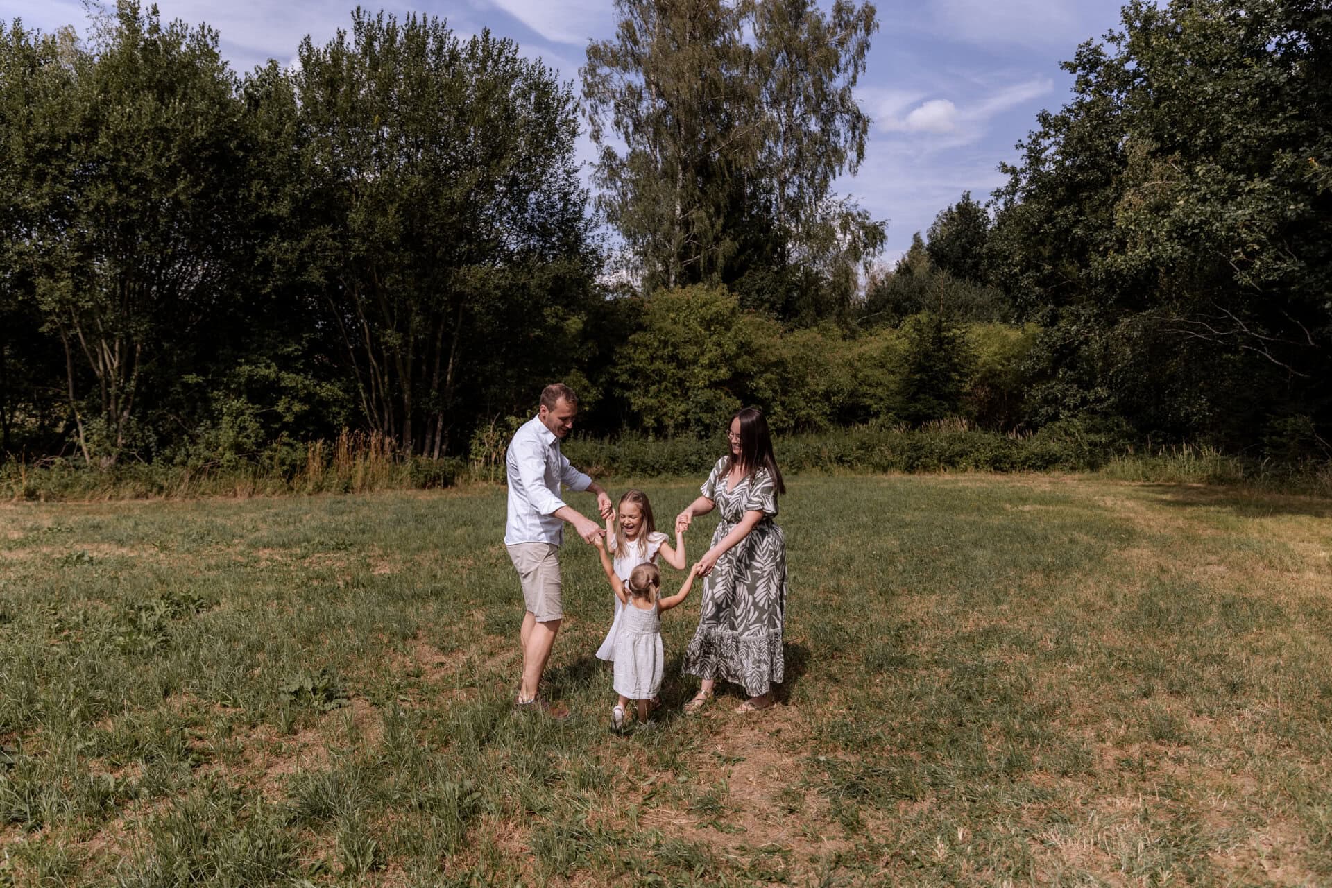 Familie im Grünen beim Spielen im Freien.